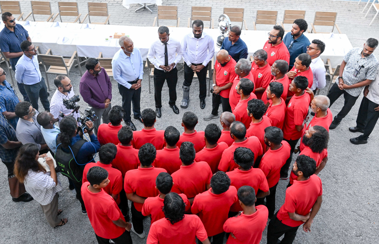 ފުޓްބޯޅަ ޓީމާއި ފުޓްސަލް ޓީމަށް އެއް މިލިއަން ރުފިޔާ ދޭން ރައީސް ނިންމަވައިފި