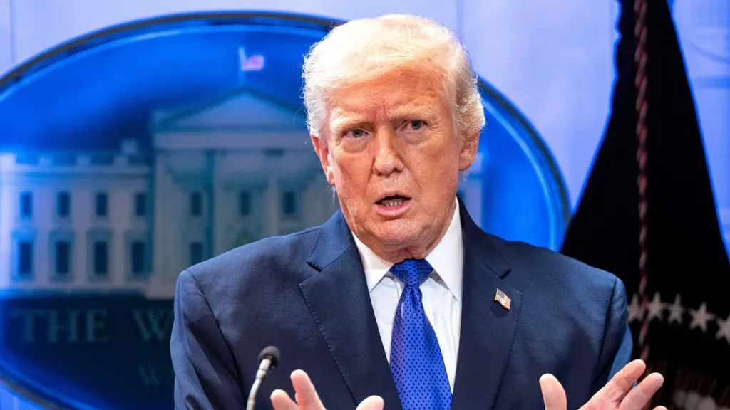 Trump Warns Iran Oil Facilities Could Be Destroyed if Strait of Hormuz Remains Closed