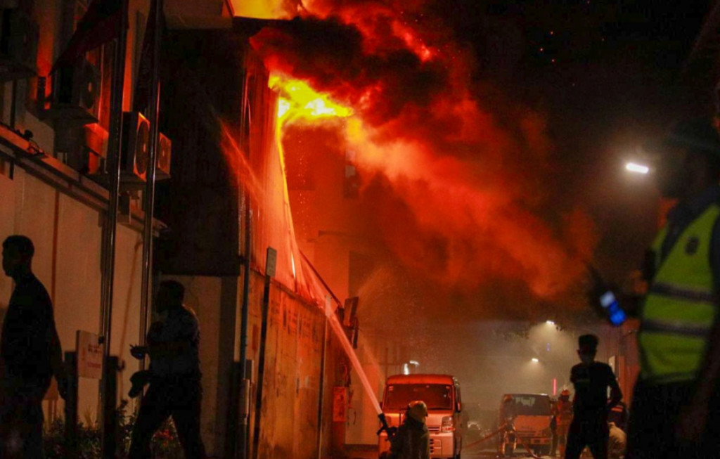 Major Warehouse Fire in Maafannu Forces Evacuation of 15 Houses, Over 450 Residents Affected