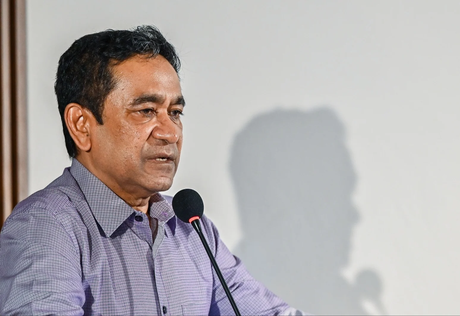 ރާއްޖެއަށް ފިޗުން ދިން ރޭޓިން އެކޭ، ވެންޓިލޭޓަރުގައި އޮތް މީހަކު ލޮލުގެ ބޮނޑި ތަޅުވާލުމެކޭ އެއްފަދަ: ޔާމީން