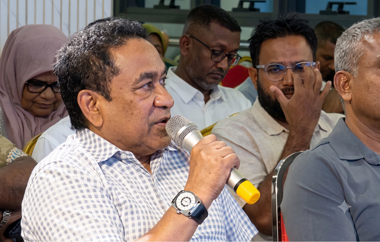 ގްރީން ބިލްޑިން ރޯކޮށްލީ މުއިއްޒުގެ އަރިސް މީހެއް، ފުލުހުން އަތުގައި ހެކި އެބަހުރި: ޔާމީން