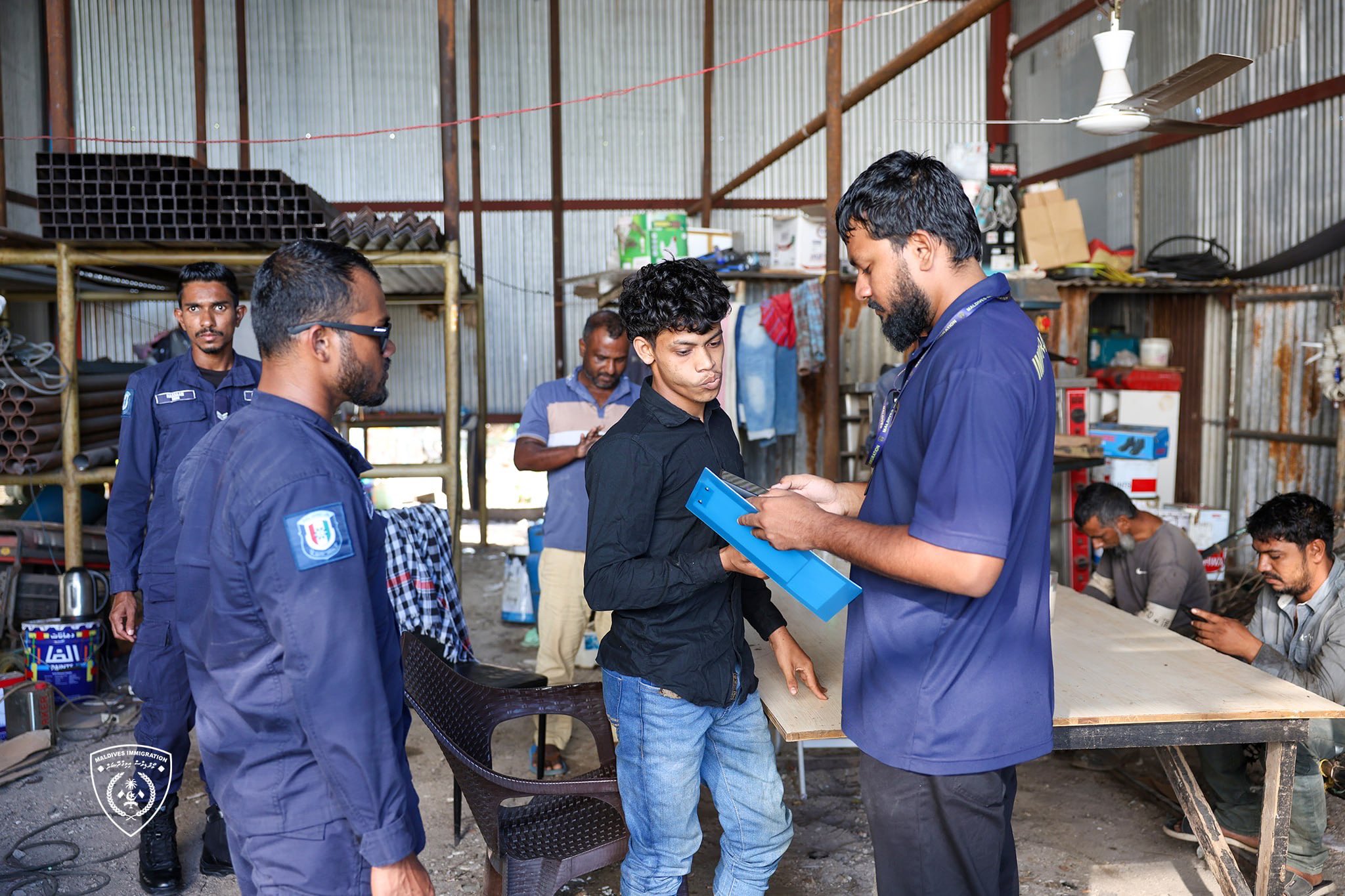 ފުލުހުންނާއި އިމިގްރޭޝަންގެ އޮޕަރޭޝަނެއްގައި އަތުލައިގަތް ބިދޭސީންގެ އަދަދު ދިމައެއްނުވި