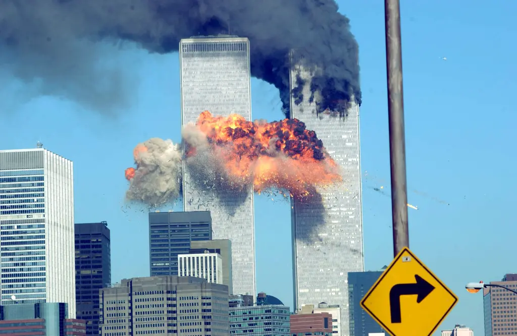 9/11 ހަމަލާ: އެއަރ ފޯސް ވަންގައި ހުރި ކަމަށް ބެލެވުނު ޖާސޫސެއްގެ ސަބަބުން ކުރިމަތިވި ބިރުވެރިކަން!